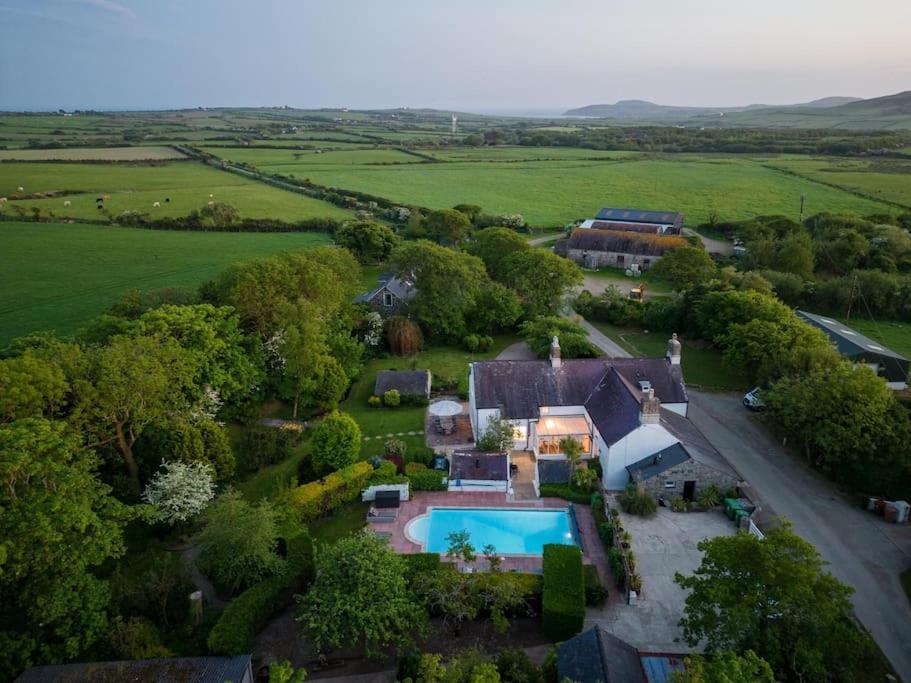 Plas Newydd With Swimming Pool, Fire Pit, And Log Fires Villa Rhiw Exterior foto